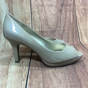 Bandolino Women’s Rainaa Pump Nude color Sz 8